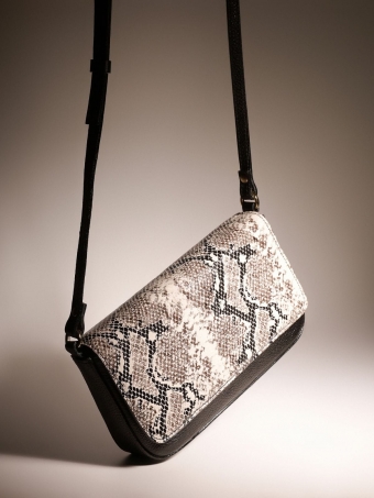 Bolsa May Feminina Transversal Animal Print Cobra P&b